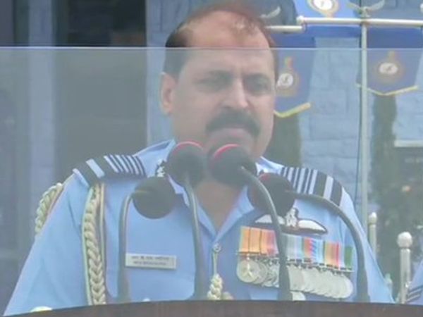वायुसेना प्रमुख एयर मार्शल आरकेएस भदौरिया
हैदराबाद की वायुसेना अकादमी में संयुक्त स्नातक परेड (CGP) में हिस्सा लेने पहुंचे थे। - Dainik Bhaskar
