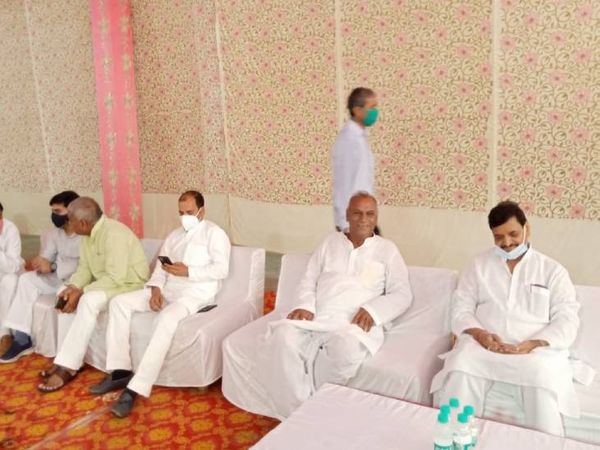 मुलायम सिंह यादव के सैफई पहुंचते ही उनके भाई शिवपाल सिंह यादव ने आशीर्वाद लिया।