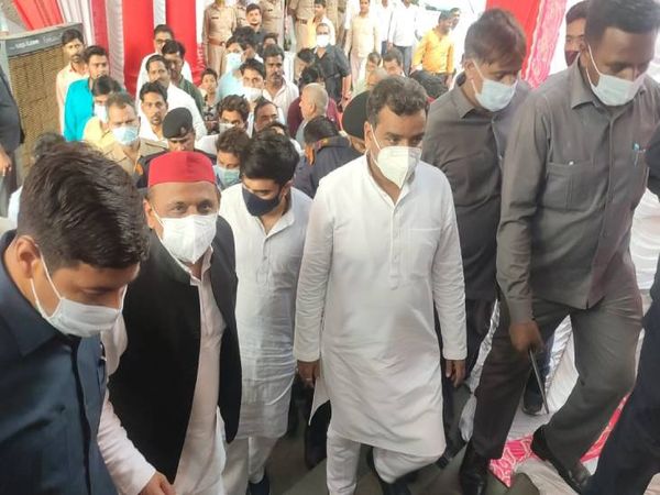 अखिलेश यादव और मुलायम सिंह यादव के अलावा बदायूं से सांसद रहे धर्मेंद्र यादव भी समारोह में शामिल होने के लिए पहुंच चुके हैं।