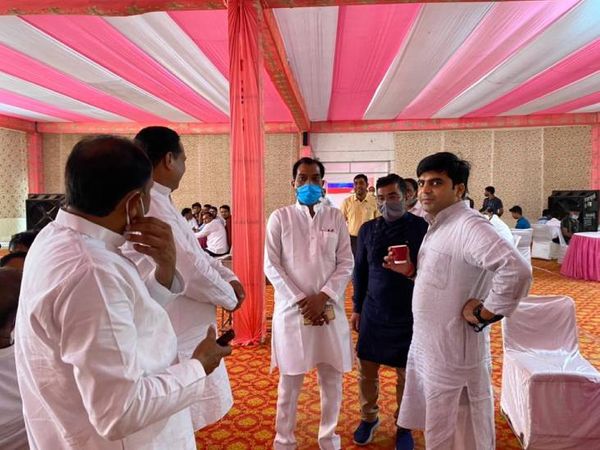 शादी की तैयारियां पूरी कर ली गई हैं। सैफई स्थित घऱ दुल्हन की तरह सजाया गया है। कार्यक्रम में कई दिग्गज नेताओं के शामिल होने की बात कही जा रही है। शादी समारोह में खास लोगों को न्योता दिया गया है।