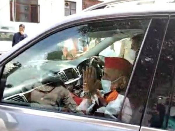 शादी समारोह में शामिल होने के लिए अखिलेश यादव के साथ मुलायम सिंह यादव पहुंचे। कुछ देर रुकने के बाद वह अपने आवास इटावा निकल गए।
