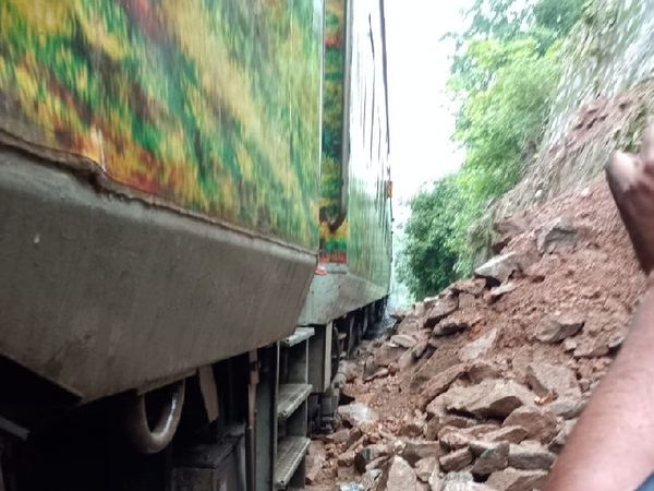 लैंड स्लाइडिंग के साथ ट्रेन की बोगी के पास गिरी चट्टानें। - Dainik Bhaskar