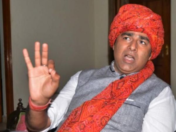 संगीत सोम ने कहा, अखिलेश जी 25 साल के सपने मत देखो। 25 साल के लिए सो जाओ। (फाइल फोटो) - Dainik Bhaskar