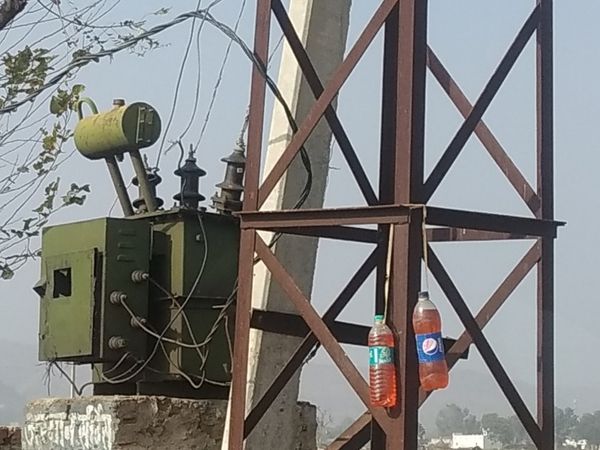 देखिए बिजली के ट्रांसफॉर्मर पर किस तरह से पेट्रोल की बोतलें लटकी हुई हैं। बिजली एक चिंगारी से पूरे इलाके में दहशत फैल सकती है।