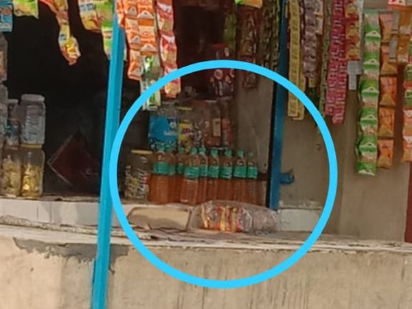 किराने की दुकान में पानी की बोतलों में बिक रहा पेट्रोल।