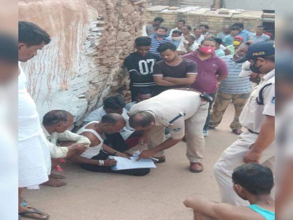 शव मिलने के बाद मौके पर पुलिस जांच कर करते हुए, प्रेमिका को हिरासत में लिया गया है, पूछताछ जारी।