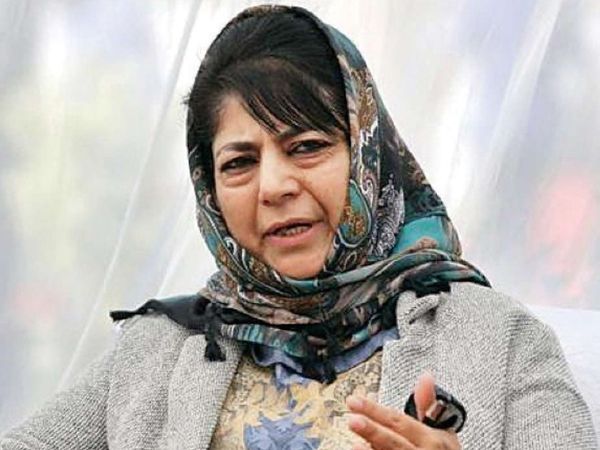 महबूबा मुफ्ती पार्टी के नेताओं के साथ एक मीटिंग के बाद फैसला करेंगी कि उनकी पार्टी प्रधानमंत्री के साथ होने वाली बैठक में शामिल होगी या नहीं। - Dainik Bhaskar