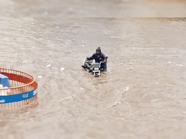 गुजरात के आणंद में बारिश के बाद सड़कों में पानी भर गया।