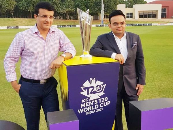 2021 टी-20 वर्ल्ड कप ट्रॉफी के साथ BCCI अध्यक्ष सौरव गांगुली और सचिव जय शाह। - Dainik Bhaskar