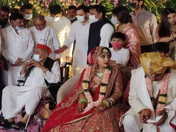 मुलायम सिंह यादव, अखिलेश यादव, बिहार के राजद नेता तेजस्वी यादव, प्रो. रामगोपाल यादव, शिवपाल सिंह यादव, पूर्व सांसद धर्मेंद्र यादव एवं पूर्व सांसद तेज प्रताप सिंह यादव, पूर्व जिला पंचायत अध्यक्ष अंशुल यादव एवं पीसीएफ के चेयरमैन आदित्य उर्फ अंकुर यादव मौजूद रहे।