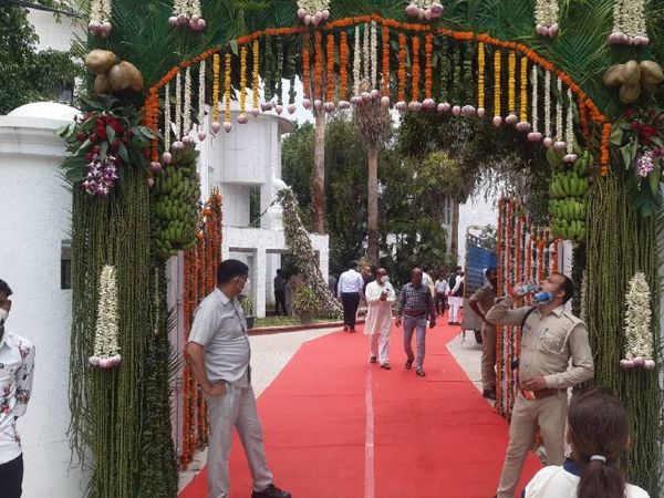 सैफई के गेस्ट हाउस में विशाल पंडाल लगाया गया।