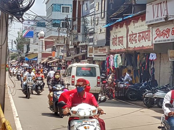 मालवीय रोड में थोड़ी चहल-पहल दिखी।