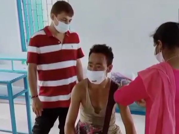 गांव में 45 साल से ज्यादा उम्र के लोगों को टीका लगाया गया।