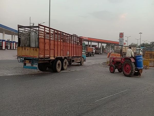हरियाणा में ट्रैक्टर के पीछे ड्रम में तेल लेकर जाते हुए।