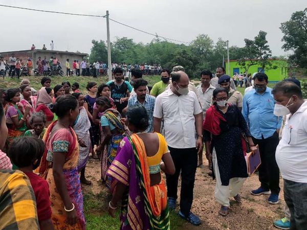 हाथी को क्षेत्र से भगाने और मुआवजा देने के आश्वासन के बाद रेंजर को ग्रामीणों ने जाने दिया।