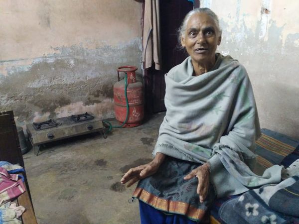 परिवार में अकेली बचीं कमला शर्मा को आसपास के लोग मानसिक रोगी कहने लगे हैं।