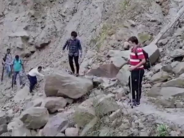 गांव पहुंची टीम में अलीपुरद्वार जिले के DM, सुरक्षाकर्मी और महिला स्टाफ समेत करीब 10 लोग शामिल थे। - Dainik Bhaskar