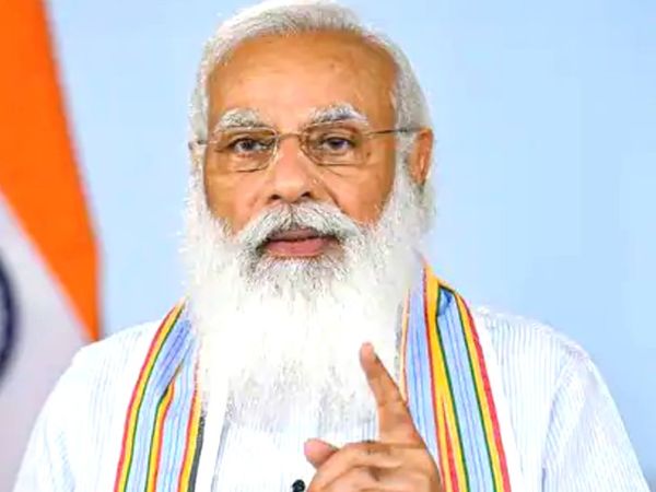 पहला विश्व योग दिवस 21 जून 2015 को मनाया गया। इस दिन प्रधानमंत्री नरेंद्र मोदी के नेतृत्व में राजपथ पर करीब 35,985 लोगों ने एक साथ योग किया था। - Dainik Bhaskar