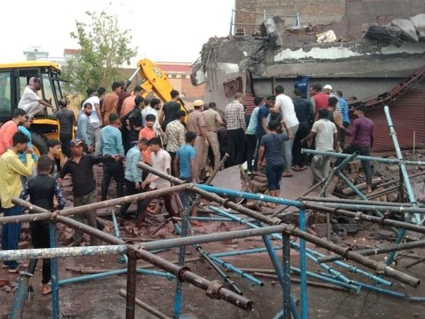 अंदर दबे लोगों को निकालने के लिए नगर निगम और SDRF की टीम मौके पर पहुंची।