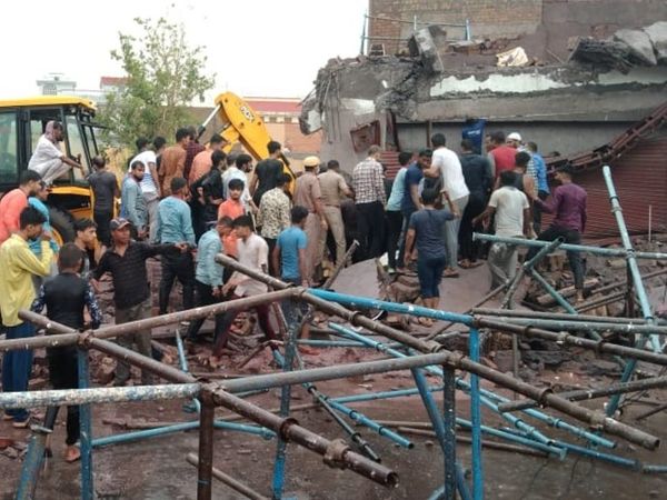 Building collapsed with rain in Gangashahar area, nine are buried,  unconfirmed news of three deaths | दूसरी मंजिल का काम शुरू होने के 2 दिन  बाद ही अवैध इमारत गिरी; 3 मजदूरों