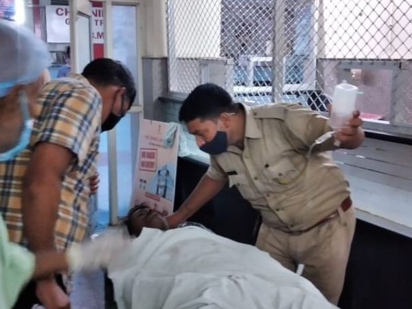 पुलिस ने घायल मजदूरों को मलबे से निकालकर अस्पताल में भर्ती कराया।