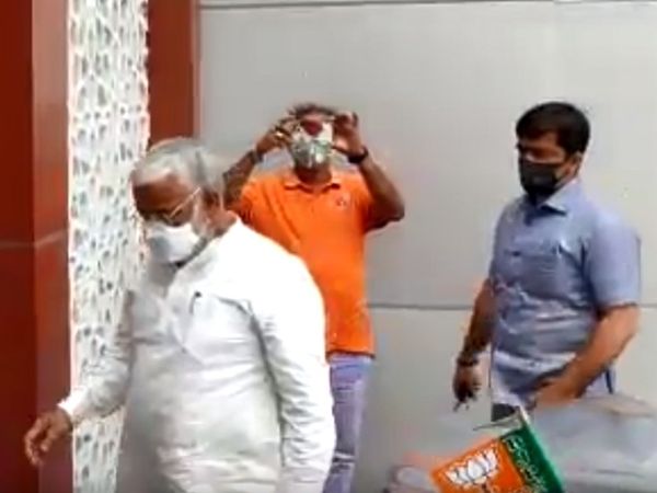 BJP मुख्यालय में बैठक के लिए पहुंचे प्रदेश अध्यक्ष स्वतंत्र देव सिंह।