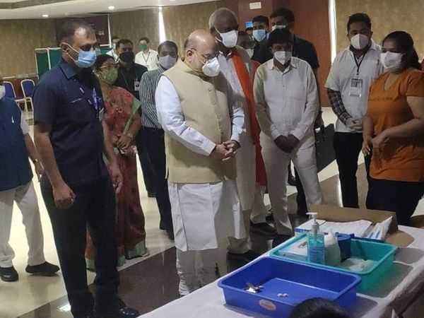 बोडकदेव वैक्सीनेशन सेंटर का जायजा लेते हुए अमित शाह।