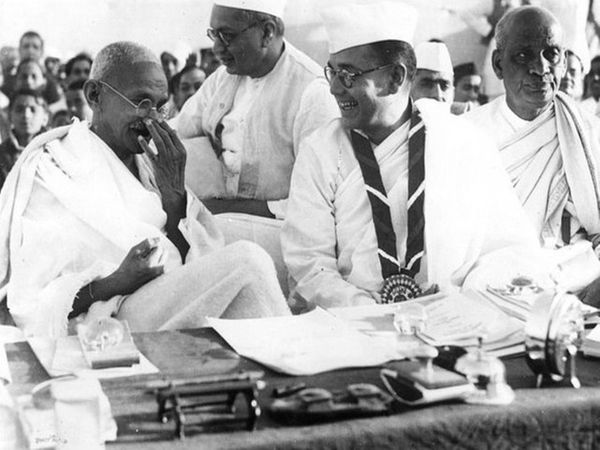 1938 में हरिपुरा में कांग्रेस के राष्ट्रीय अधिवेशन के दौरान सुभाष चंद्र बोस और महात्मा गांधी। सुभाष चंद्र बोस के दाहिने तरफ सरदार वल्लभ भाई पटेल हैं और उनके पीछे डॉक्टर राजेन्द्र प्रसाद बैठे हैं।