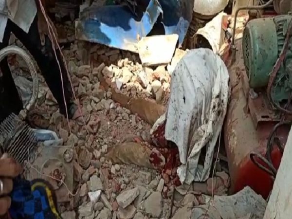 मुकुन्दगढ़ में हादसे के बाद दुकान की पट्टियां टूटी। - Dainik Bhaskar