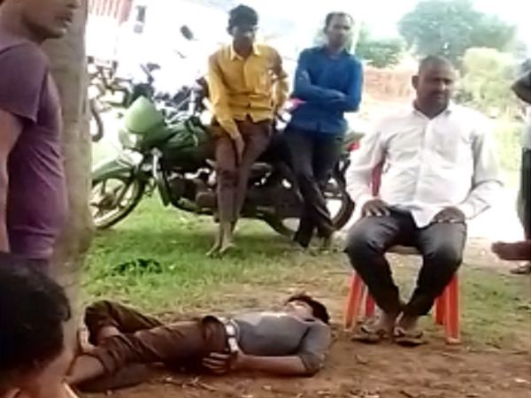 एक-एक कर उन्हें पेड़ से बांधा जाता और फिर डंडे से पीटा गया। विरोध करने पर गालियां दी गईं और बेल्ट से हाथ बांधकर लिटाकर लात व डंडे से पीटा गया।