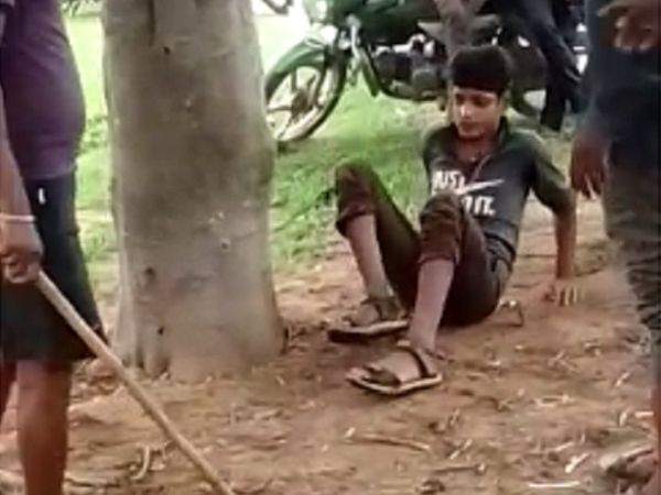 पीटे गए आदिवासियों में 15-15 साल के दो बच्चे भी शामिल हैं।