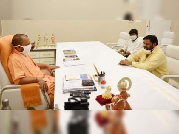 सांसद ने शिकायत सीधे यूपी के मुख्यमंत्री योगी आदित्यनाथ से कर दी। पुलिस कमिश्नर को फटकार लगने के बाद दरोगा निलंबित।