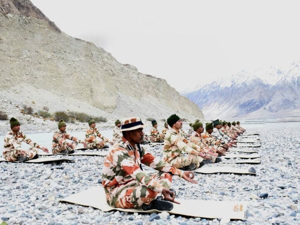 भारत-चीन बॉर्डर के पास इंडो तिब्बत बॉर्डर पुलिस (ITBP) ने योग किया। - Dainik Bhaskar