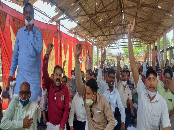 धान उठाव नहीं होने के विरोध में कर्मचारियों ने पुरानी मंडी में विरोध प्रदर्शन भी किया है। - Dainik Bhaskar