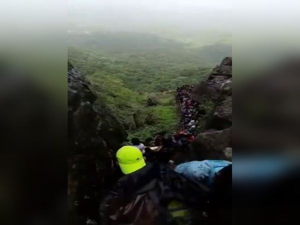 बरसात के मौसम में अंबोली और पालघर के पहाड़ी क्षेत्रों में हजारों की संख्या में पर्यटक घूमने के लिए पहुंचते हैं।