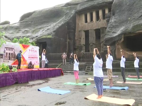 कन्ह्रेरी की गुफाओं में योग करते मुंबई के कुछ लोग।