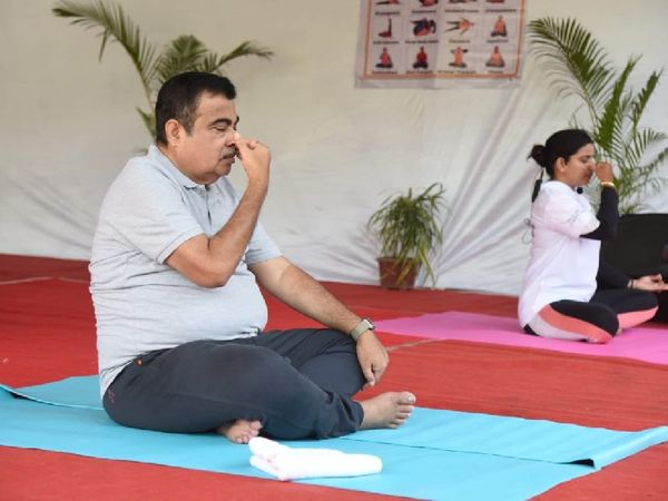 केंद्रीय मंत्री नितिन गडकरी ने नागपुर में एक कार्यक्रम के दौरान योग का अभ्यास किया।