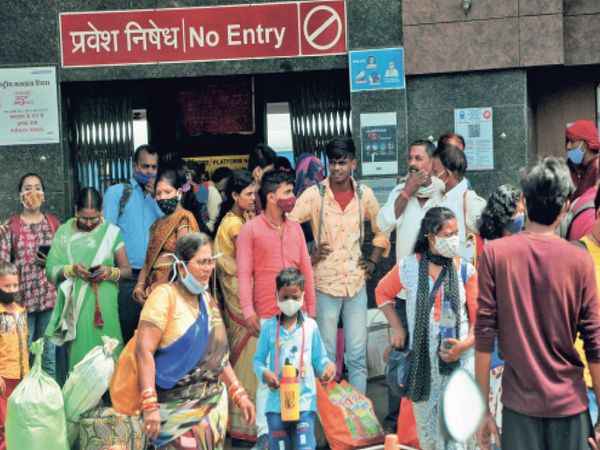 और ये लापरवाही ठीक नहीं : बिना मास्क के लोग अभी भी यात्रा कर रहे हैं, जिससे संक्रमण फैल सकता है। - Dainik Bhaskar
