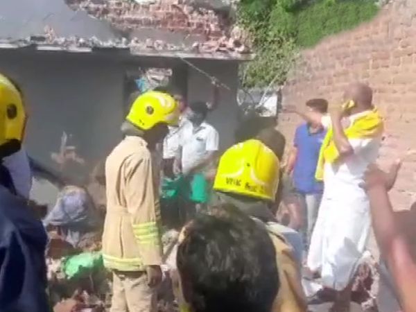 धमाका इतना तेज था कि आसपास के घरों को भी काफी नुकसान हुआ है।