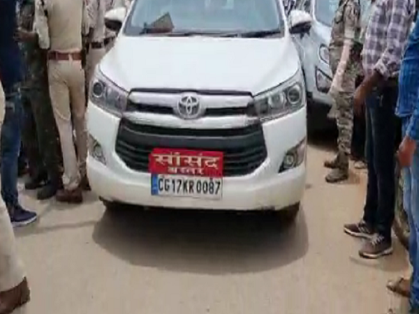 सांसद दीपक बैज के काफिले को बड़ी मुश्किल से पुलिस ने सुरक्षित निकाला।