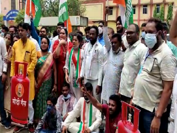 इस धरना प्रदर्शन की वजह से दोनों दलों में विवाद बढ़ा।
