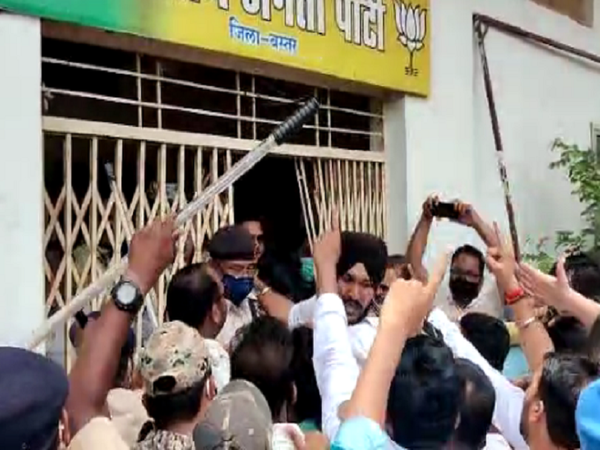 कांग्रेस कार्यकर्ता भाजपा कार्यालय के अंदर जाने लगे तो पुलिस ने रोक लिया।