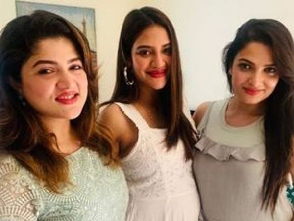 हाल ही में तृणमूल सांसद नुसरत जहां (बीच में) की नई फोटो सामने आई है, इसमें वे प्रेग्नेंट दिख रही हैं। - Dainik Bhaskar