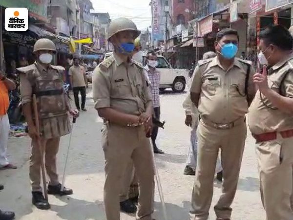 माहौल में तनाव को देखते हुए पुलिस बल तैनात किया गया है।