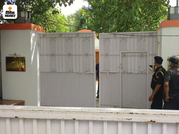 डिप्सी CM केशव मौर्य के घर के बाहर तैनात सुरक्षाकर्मी।