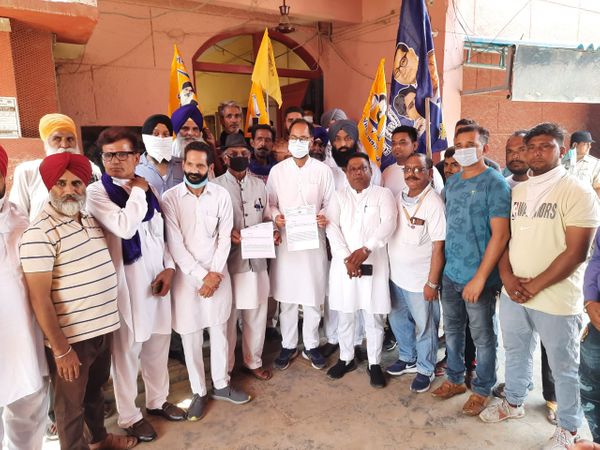 थाना आदमपुर में शिकायत देने पहुंचे अकाली दल व बसपा नेता।