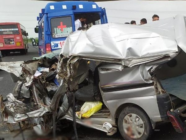 हादसे का शिकार हुई ईको कार में 10 लोग सवार थे।