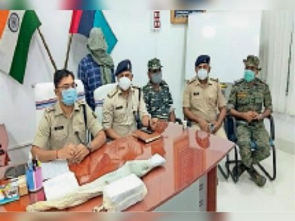 एरिया कमांडर के बारे में जानकारी देते एसपी। - Dainik Bhaskar