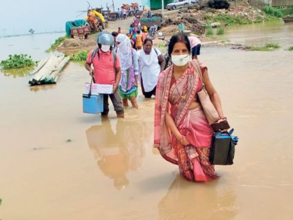 ये तस्वीर पटना के मोकामा की है। यहां सोमवार को डेढ़ फीट पानी पार कर घोसवारी प्रखंड के मोहनपुर गांव के मध्य विद्यालय में टीकाकरण के लिए टीम पहुंची।
