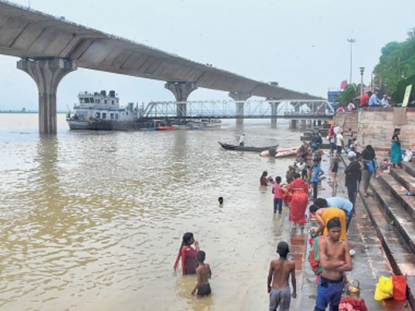 तस्वीर पटना के गंगा घाट की है। यहां जलस्तर बढ़ने की रफ्तार थम गई है। गांधीघाट पर जलस्तर में 3 cm की कमी आई है। - Dainik Bhaskar